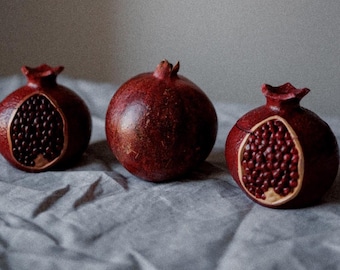 Granaatappelkaars – Handgemaakte sojawas-fruitkaars in keramische pot, uniek cadeau, esthetisch interieur, symbolisch middelpunt