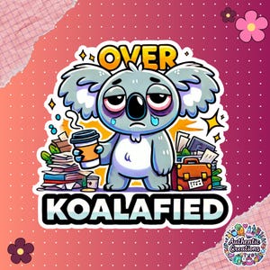 Adesivo Over Koalafied - Divertente gioco di parole in ufficio con il koala - Regalo per gli amanti del caffè - Adesivo impermeabile per laptop - Adesivo per planner e bottiglia d'acqua - Regalo a forma di animale