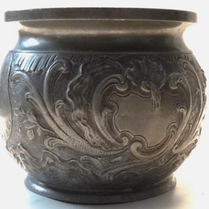 Puede incluir: Un letrero de madera rústica con el texto "Welcome to our home" en letras blancas. El letrero presenta un acabado envejecido y un diseño simple y acogedor, perfecto para un porche o entrada.