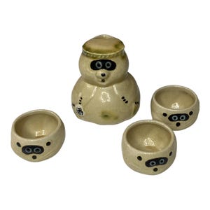 Juego de sake japonés Tanuki vintage de 4 piezas con diseño de perro mapache y 3 tazas