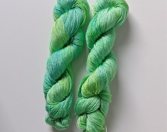 Hilo Tencel teñido a mano, mezcla azul y verde, juego de 2 madejas, hilo de seda vegana, hilo suave y brillante, hilo para tejer a dos agujas y a crochet, hilo de verano.