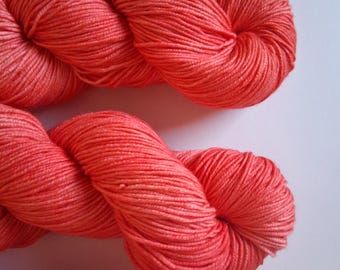 Lot de 450 g de fil mérinos corail teint à la main, laine mérinos extra fine, 1350 m, fil doux pour tricot et crochet, idéal pour la confection de pulls.