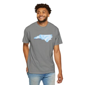 Camiseta del estado de Tar Heel: Camiseta unisex con orgullo de Carolina del Norte, teñida en prenda, con colores cómodos imagen 2