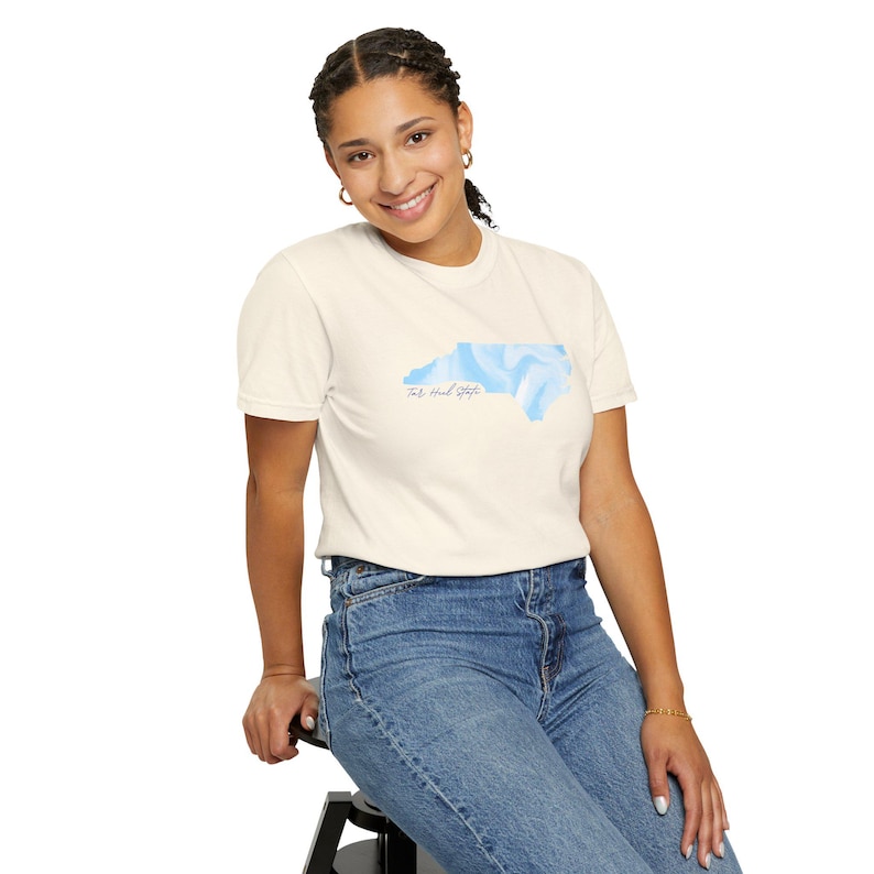 Camiseta del estado de Tar Heel: Camiseta unisex con orgullo de Carolina del Norte, teñida en prenda, con colores cómodos imagen 1