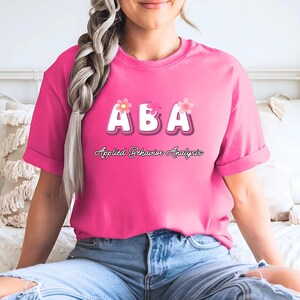 Aba T-Shirt für Frauen, süßes Angewandte Verhaltensanalytik mit Blumen, Aba Therapeut Shirt, RBT Geschenk, BCBA Bekleidung, Autismus Therapie Shirt