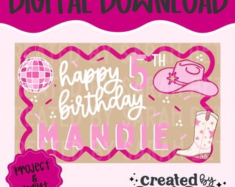 Puede incluir: Un gráfico de descarga digital con el texto "happy 5th birthday MANDIE" en blanco y rosa. El diseño incluye una bola de discoteca rosa, un sombrero de vaquero rosa y una bota de vaquero blanca con estrellas rosas sobre un fondo beige.