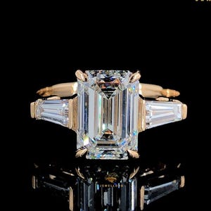3 CT Smaragdschliff Lab-Grown Diamantring, Dreistein mit konischem Baguetteschliff Verlobungsring, IGI-zertifiziert, 14K massiver Gelbgoldring