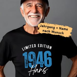 Könnte beinhalten: Schwarzes T-Shirt mit dem Text "LIMITED EDITION 1946 Hans" in Weiß und Blau. Das Bild enthält auch eine schwarze Kappe und ein Schild mit der Aufschrift "Jahrgang + Name nach Wunsch".
