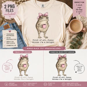 Può includere: Una t-shirt color crema con la grafica di un rospo che indossa un fiocco rosa e tiene in mano una tazza rosa. Sotto il rospo, il testo recita: first of all, Jesus thinks i'm a delight. Il design è mostrato in versioni con testo crema e nero.