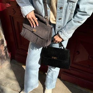 Umhängetasche aus Wildleder mit Fransen – Schwarz oder Graphitgrau – Boho Chic Schultertasche aus veganem Leder – Handgefertigt in Italien