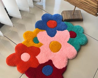 Dywan pikowany w kolorowe kwiaty: ręcznie robiony dywan