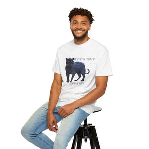 Camiseta unisex teñida con motivación: el respeto se gana con la acción imagen 5