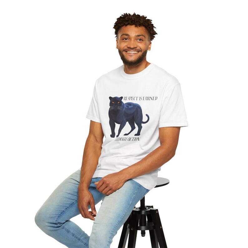 Camiseta unisex teñida con motivación: el respeto se gana con la acción imagen 5