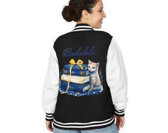 Kuschelige Unisex Letterman Jacke mit süßem Katzendesign, perfekt für Bücherliebhaber, süße Tierkleidung, lässige Schichtung, Geschenk für jeden Anlass