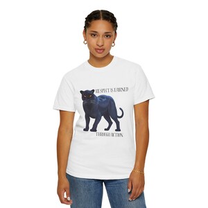 Camiseta unisex teñida con motivación: el respeto se gana con la acción imagen 3