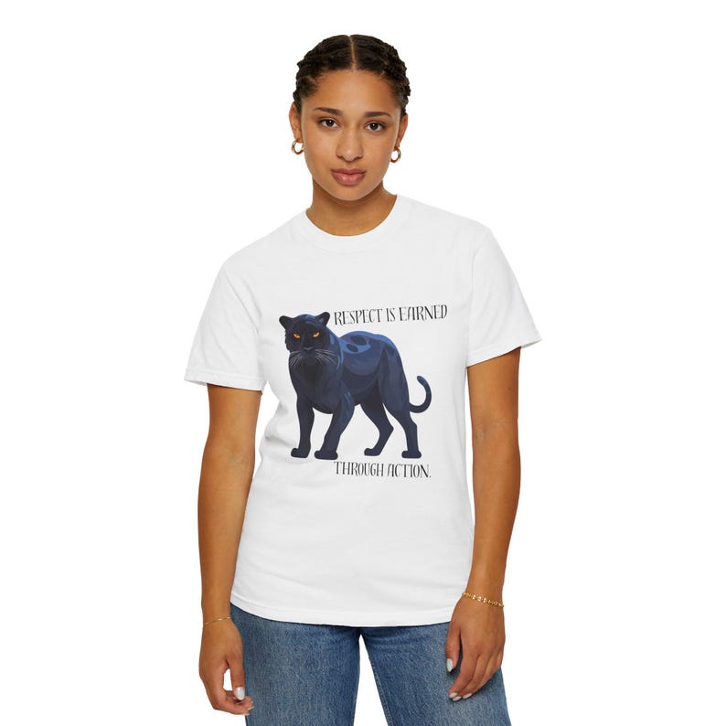 Camiseta unisex teñida con motivación: el respeto se gana con la acción imagen 3