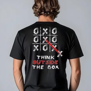 Maglietta con citazione ispiratrice "Pensa fuori dagli schemi" - Design tipografico motivazionale per menti creative, regalo perfetto per i sognatori