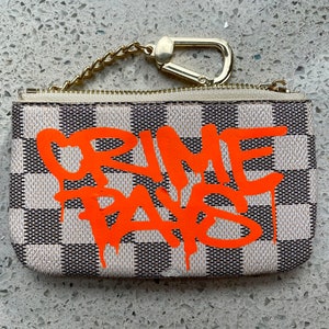 CRIME PAYS Neon Orange Karierte Zip Portemonnaie Schlüsselanhänger Tasche mit Gold Hardware von Mel One VORBESTELLUNG Kostenloser Versand in den USA. Bild 1