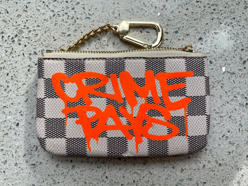 CRIME PAYS Neon Orange Karierte Zip Portemonnaie Schlüsselanhänger Tasche mit Gold Hardware von Mel One VORBESTELLUNG Kostenloser Versand in den USA. Bild 1