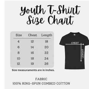 Puede incluir: Tabla de tallas de camisetas juveniles en fondo blanco. Tallas 4-12 con medidas de pecho y largo en pulgadas. Un gr&aacute;fico de camiseta negra muestra las medidas de pecho y largo. La tela es 100% algod&oacute;n peinado hilado en anillo.
