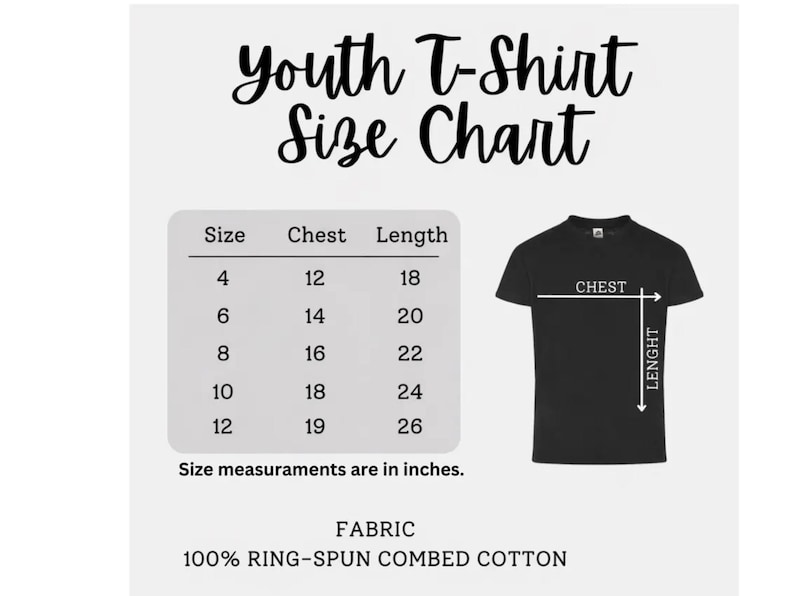 Puede incluir: Tabla de tallas de camisetas juveniles en fondo blanco. Tallas 4-12 con medidas de pecho y largo en pulgadas. Un gr&aacute;fico de camiseta negra muestra las medidas de pecho y largo. La tela es 100% algod&oacute;n peinado hilado en anillo.