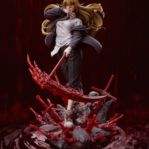 Może przedstawiać: Kobieta z czerwonymi rogami i długimi blond włosami stoi na skalistej podstawie pokrytej krwią. Ma na sobie białą koszulę, czarną kurtkę i czarne spodnie. W prawej ręce trzyma wielki, krwawy sierp. Tło jest ciemnoczerwone.