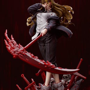 K&ouml;nnte beinhalten: Eine weibliche Figur mit roten H&ouml;rnern und langen blonden Haaren, die ein wei&szlig;es Hemd und eine schwarze Jacke tr&auml;gt, h&auml;lt eine gro&szlig;e rote Sense. Die Figur steht auf einem Sockel mit mehreren Schwertern und Sch&auml;deln, die alle mit roter Farbe bedeckt sind.