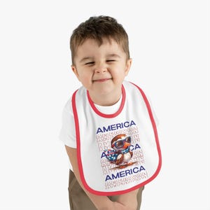ベビービブ - 愛らしいアメリカをテーマにしたコントラストトリムのジャージー製幼児用ビブ。独立記念日、ベビーシャワー、日常使用、幼児用に最適。[...]