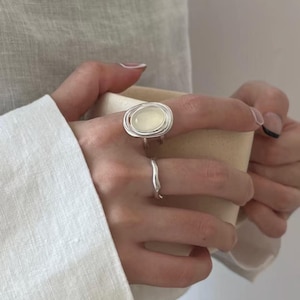 Anillo ajustable de ágata blanca en plata 925: joyería minimalista con piedras curativas