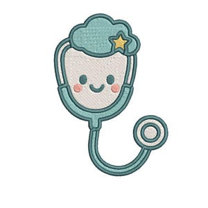 Puede incluir: Diseño bordado de un estetoscopio sonriente con un acento de nube y estrella. El estetoscopio es azul claro con una cara blanca, mejillas rosadas y una estrella amarilla. El diseño está sobre un fondo blanco.