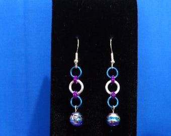 Pendiente colgante con cuenta azul