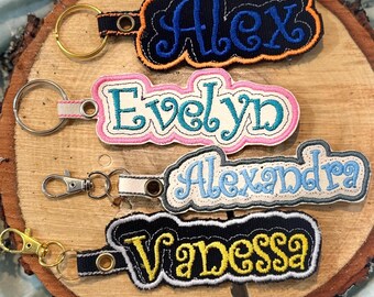 Llaveros personalizados con nombre bordado. Material fino y flexible. ¡Impermeable!