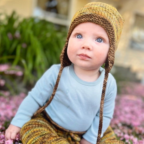 Modèle de tricot de bonnet confortable avec oreilles Ky Baby Knits avec les tailles du nouveau-né à l'adulte !
