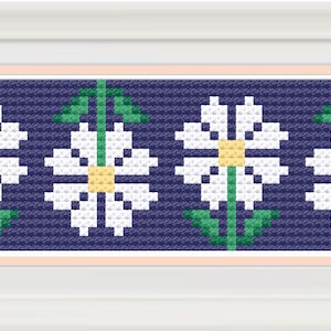 Op de afbeelding: Een rij witte madeliefjes met gele centra en groene stelen op een donkerblauwe achtergrond.