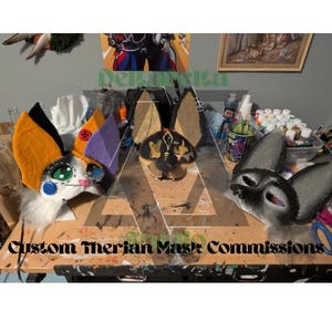 Pode incluir: Uma caneca de cerâmica branca com uma alça preta e o texto "But First, Coffee" em negrito preto. A caneca está sobre um fundo desfocado, sugerindo um ambiente acolhedor.