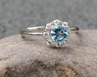 Anillo de plata con topacio azul y flor, ajustable, hecho a mano, con diseño floral y plantas de bosque.