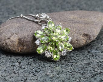 Collar de plata con flor de peridoto, colgante floral de piedra preciosa natural, joyería botánica, regalo para ella