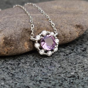 Halsband med silverblomma och ametist, elegant hänge med lila blommor, smycken med naturväxter