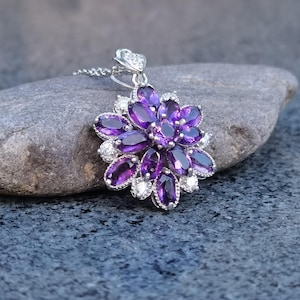 Halsband med silverblomma och ametist, handgjort hänge med lila blommor och kristaller, naturinspirerade skogssmycken