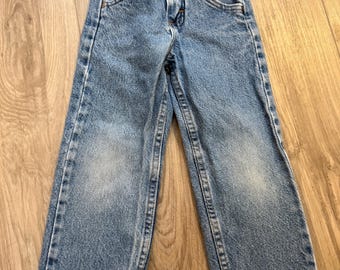 Pantalones vaqueros Rustler vintage para niño. Pierna recta, cintura elástica en la parte trasera. Desgastado perfecto. Sin agujeros ni roturas. Talla 4 Slim