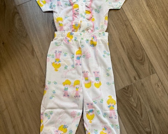 ヴィンテージ 新品タグなし 女の子用パジャマセット。夏用、スナップボタン留め、フリル付き。サイズ2