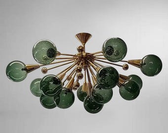 Lampadario Sputnik in stile Mid-Century Modern: vetro verde a bolle e ottone.