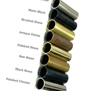 Pu&ograve; includere: Una collezione di tubi metallici cilindrici in varie finiture, tra cui Cromo Spazzolato, Nero Opaco, Ottone Spazzolato, Patina Antica, Ottone Lucido, Ottone Grezzo, Ottone Nero e Cromo Lucido. Il testo etichetta ogni finitura.