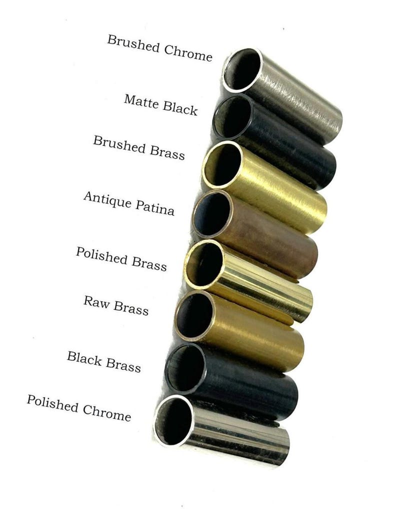 Pu&ograve; includere: Una collezione di tubi metallici cilindrici in varie finiture, tra cui Cromo Spazzolato, Nero Opaco, Ottone Spazzolato, Patina Antica, Ottone Lucido, Ottone Grezzo, Ottone Nero e Cromo Lucido. Il testo etichetta ogni finitura.