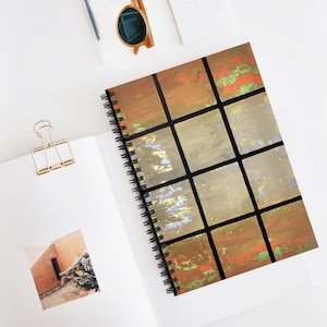 Cuaderno espiral con ventana retro / Línea rayada / Reflexión artística, textura vintage, perspectiva abstracta