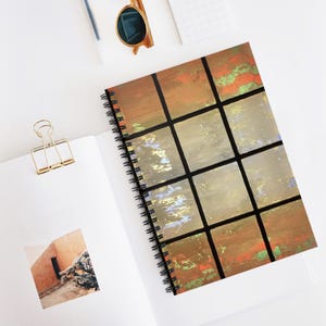 Cuaderno espiral con ventana retro / Línea rayada / Reflexión artística, textura vintage, perspectiva abstracta