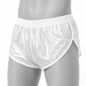Può includere: Pantaloncini sportivi bianchi in tessuto lucido e semi-trasparente con una sottile trama a griglia. Il modello presenta una vita elastica, un cavallo corto e spacchetti laterali curvi con bordini bianchi lungo i profili esterni.