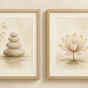 Op de afbeelding: Twee ingelijste prints in aquarelstijl. De linker print toont een stapel grijze stenen met een bamboetak erachter. De rechter print toont een roze lotusbloem met groene bladeren.