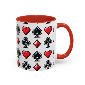Caneca de café com tema de pôquer, presente estiloso para jogadores, decoração de cartas de baralho, design de coração e espadas, perfeita para festas, naipes de cartas