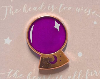 Kristallkugel Anstecknadel: Stained Glass Witchy Emaille Pin